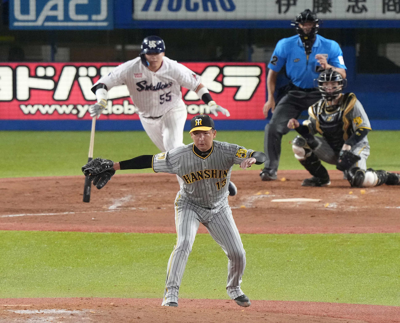 ヤクルト対阪神　9回裏ヤクルト2死一、二塁、村上にサヨナラの中前適時打を浴びる岩崎（撮影・鈴木みどり）