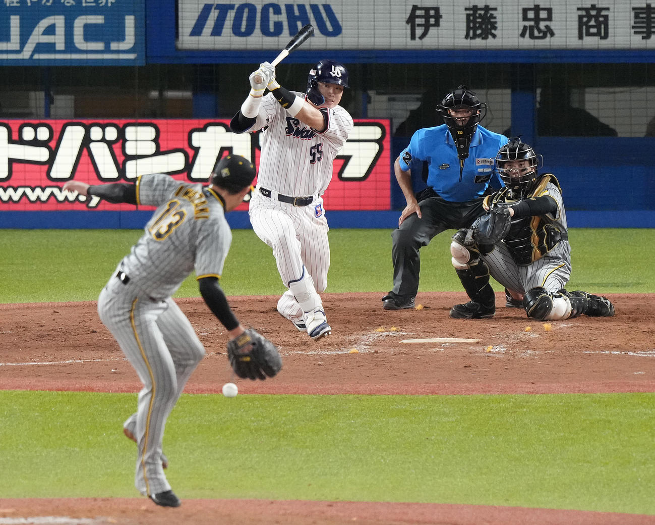 ヤクルト対阪神　9回裏ヤクルト2死一、二塁、サヨナラの中前適時打打を放つ村上。投手岩崎（撮影・鈴木みどり）