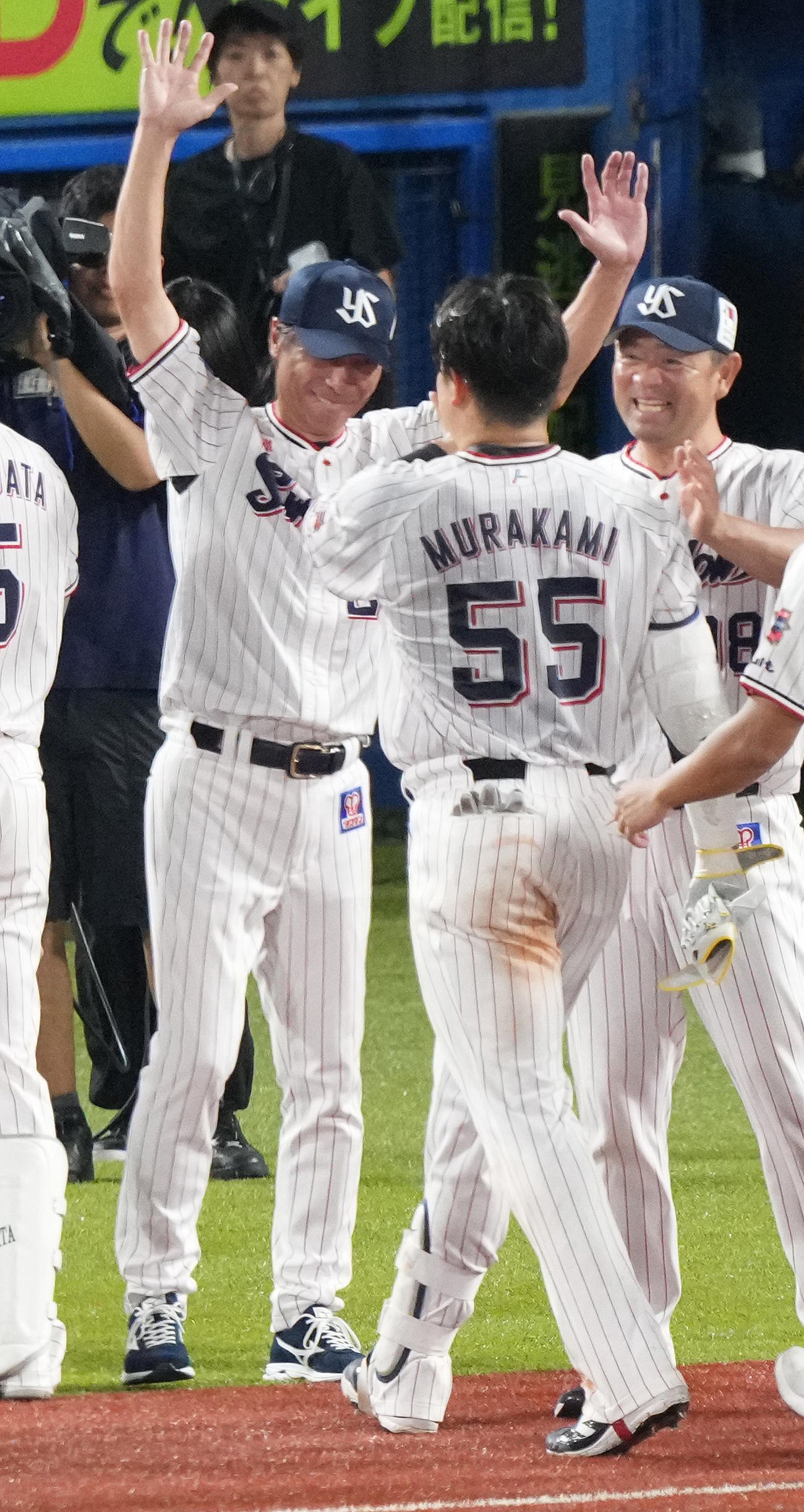 ヤクルト対阪神　サヨナラ打を放った村上（手前）を迎えるヤクルト高津監督（撮影・鈴木みどり）