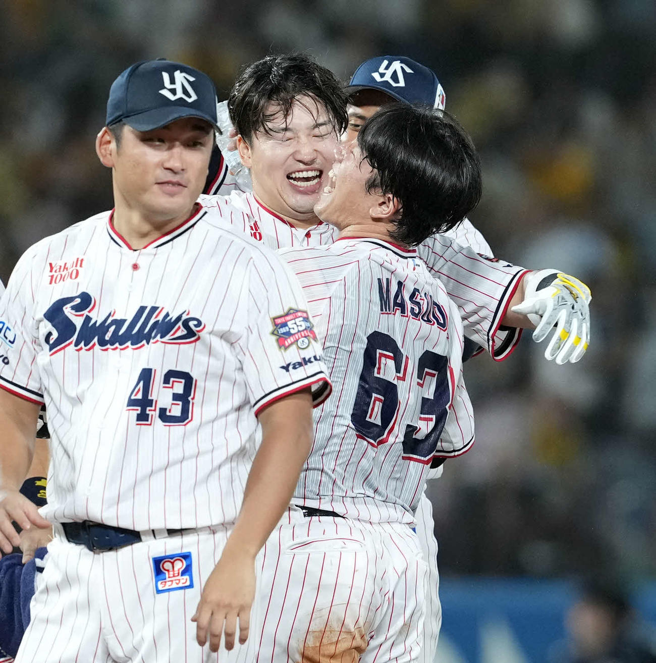 ヤクルト対阪神　9回裏ヤクルト2死一、二塁、サヨナラ打を放ち笑顔を見せる村上（撮影・たえ見朱実）