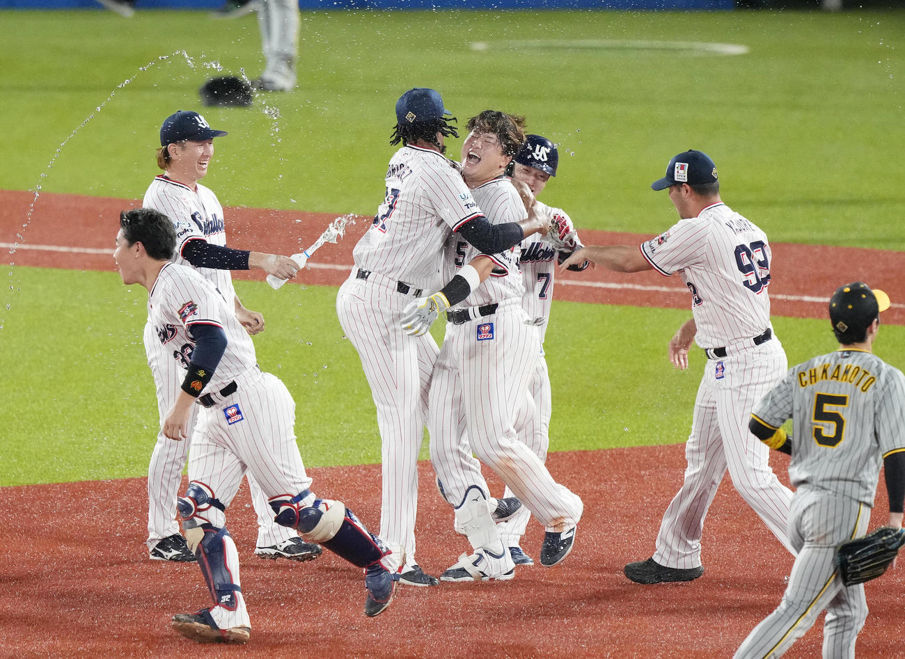 ヤクルト対阪神　9回裏ヤクルト2死一、二塁、サヨナラ打を放った村上（中央）はナインから手荒い祝福を受ける（撮影・鈴木みどり）