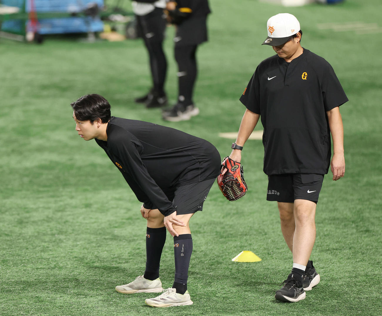 巨人対広島　試合前、巨人杉内投手チーフコーチ（右）にタッチされる山崎伊（撮影・宮地輝）
