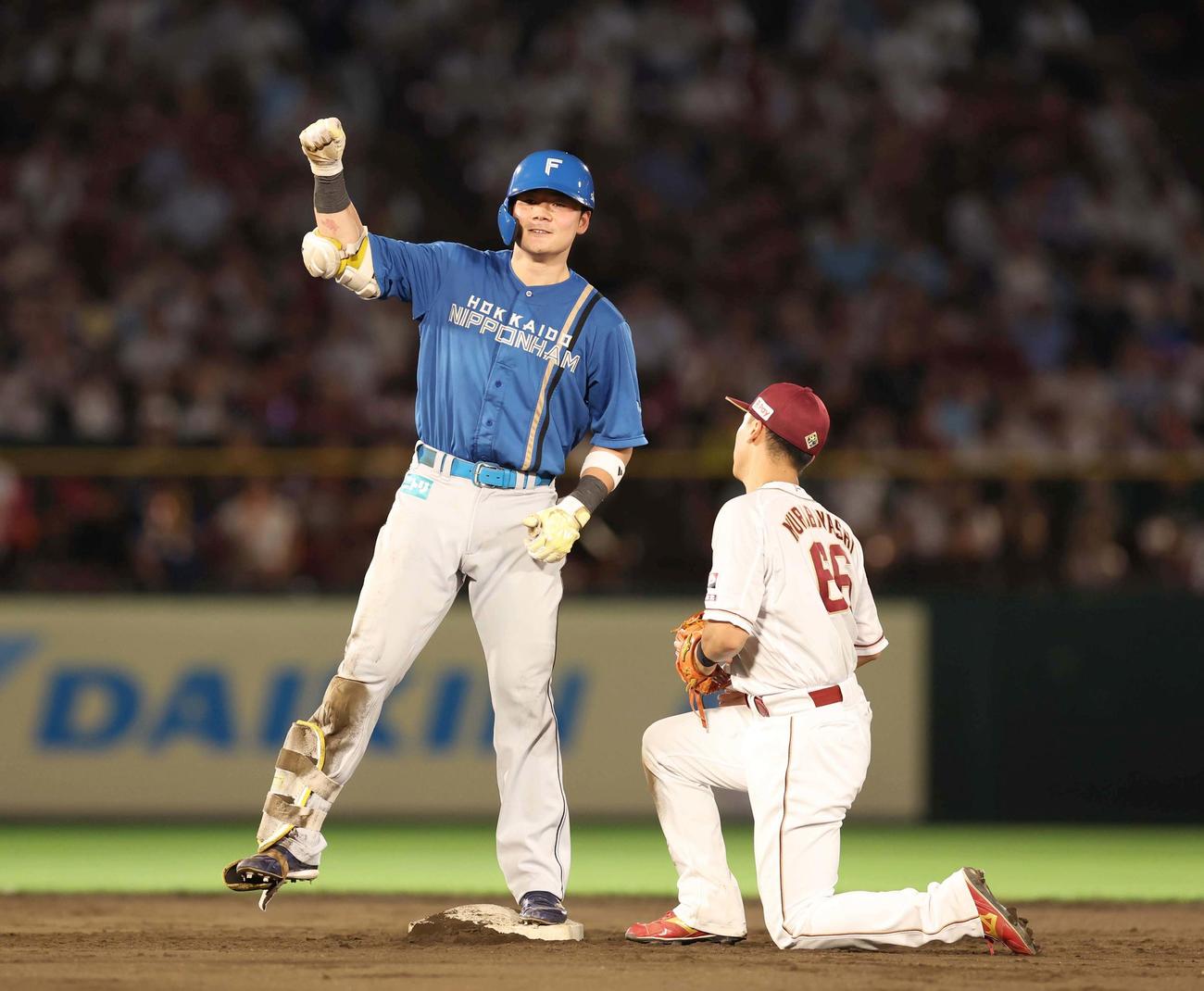 楽天対日本ハム　5回表日本ハム2死二塁、右中間に適時二塁打を放ちガッツポーズの清宮（撮影・黒川智章）