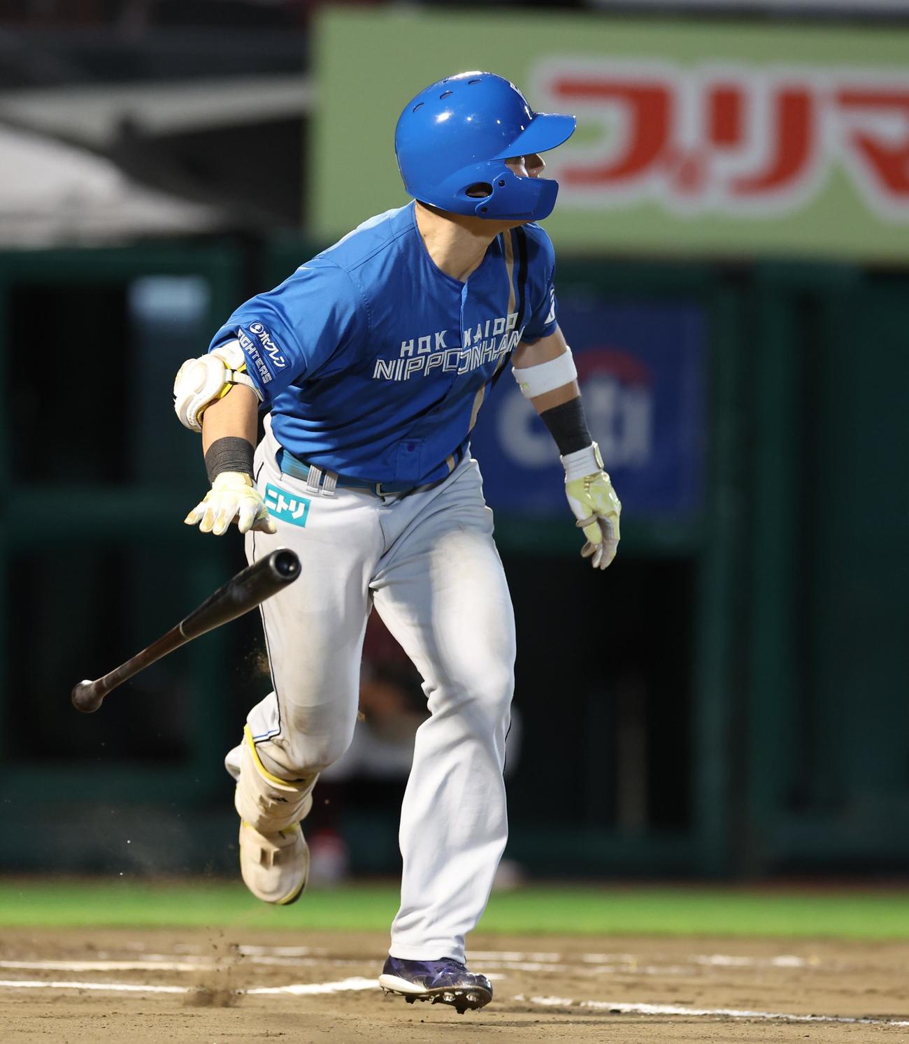 楽天対日本ハム　10回表日本ハム1死一塁、左越え二塁打を放つ清宮（撮影・黒川智章）