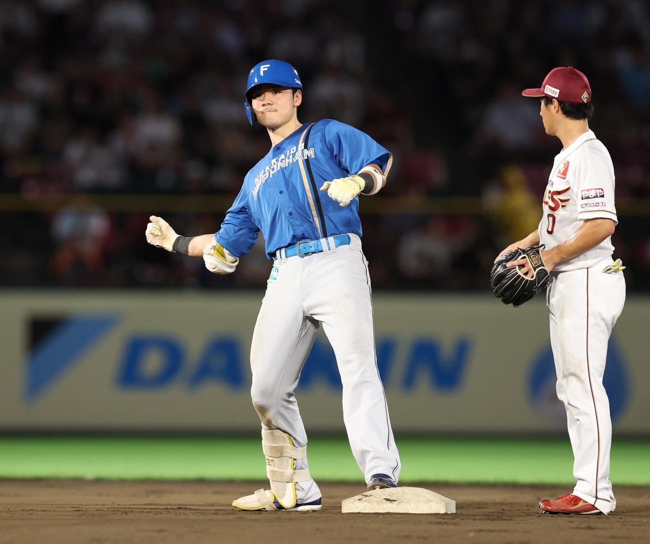 楽天対日本ハム　10回表日本ハム1死一塁、左越え二塁打を放ちガッツポーズの清宮（撮影・黒川智章）