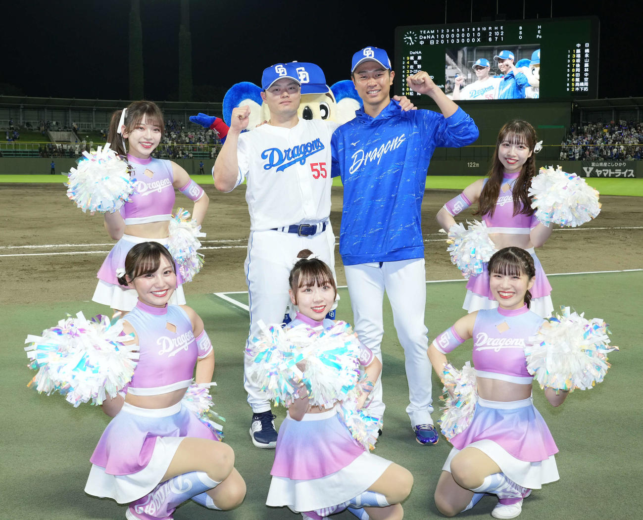 中日対DeNA　ヒーローインタビューを終えチアドラゴンズ2024とポーズを決める細川（左）と高橋宏（撮影・森本幸一）