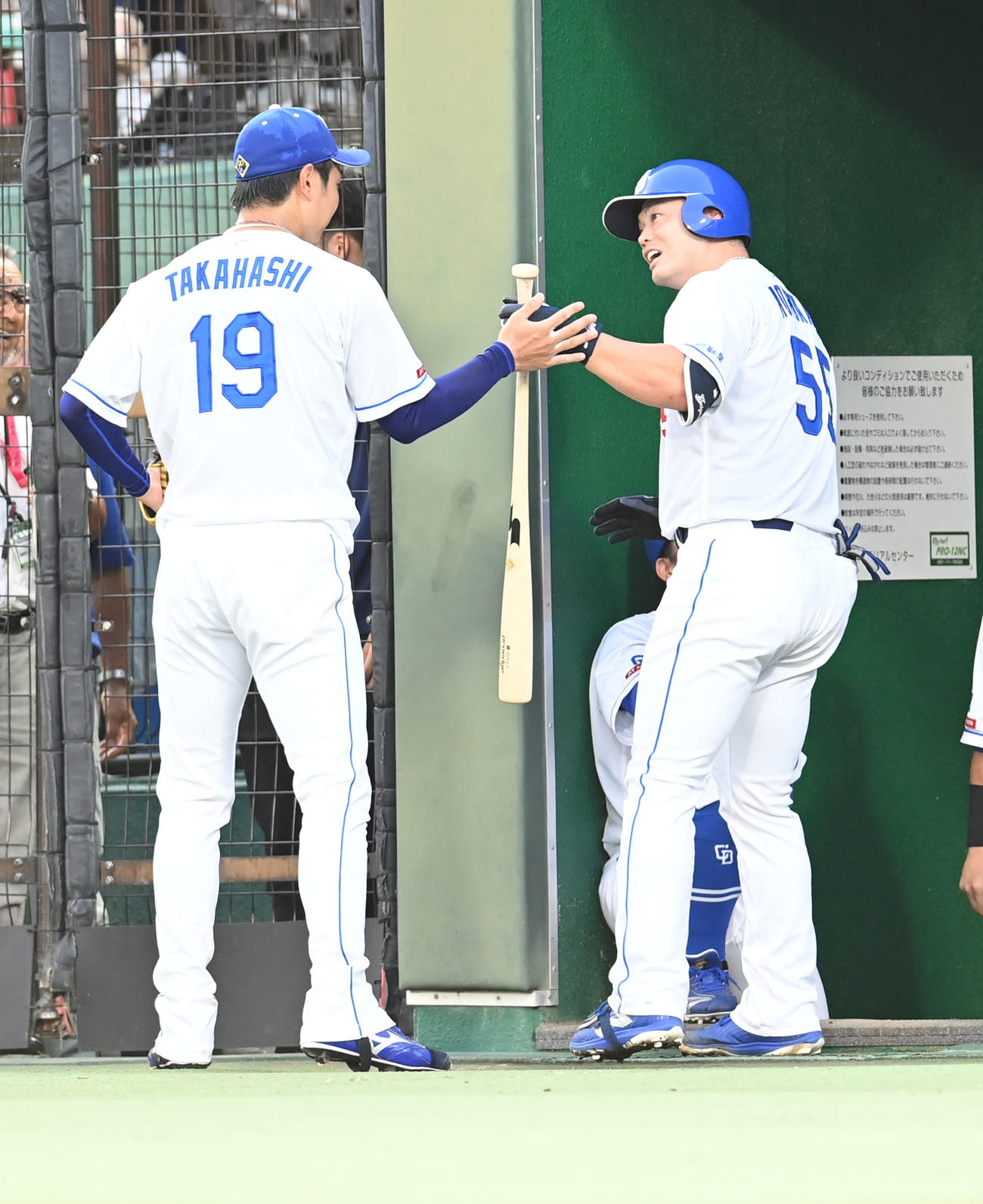 中日対DeNA 1回裏中日2死一塁、左越え2点本塁打を放ち高橋宏とタッチを交わす細川（右）（撮影・森本幸一）