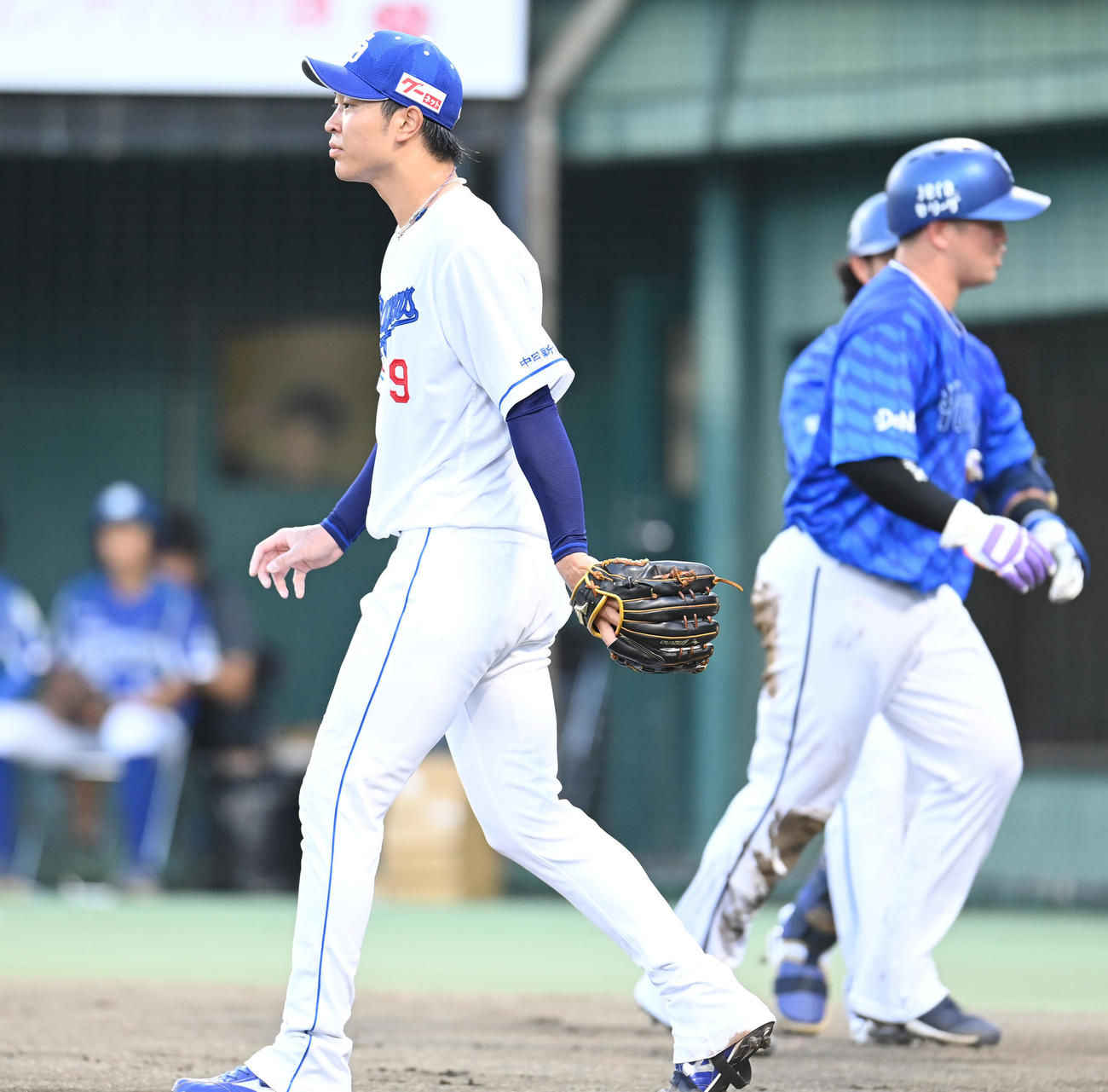 中日対DeNA 1回表DeNA1死二、三塁、オースティンに右犠飛を打たた高橋宏（左）（撮影・森本幸一）