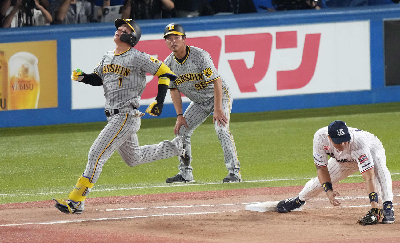 ヤクルト対阪神　7回表阪神1死一、二塁、遊ゴロ併殺に倒れる森下。一塁手オスナ（撮影・鈴木みどり）