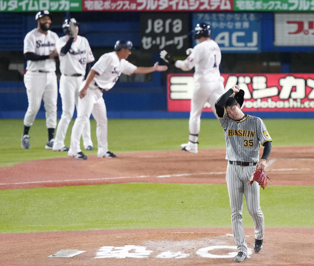 ヤクルト対阪神　4回裏ヤクルト無死一、二塁、山田（右奥）に左越え3点本塁打を浴び、汗を拭う才木（撮影・鈴木みどり）
