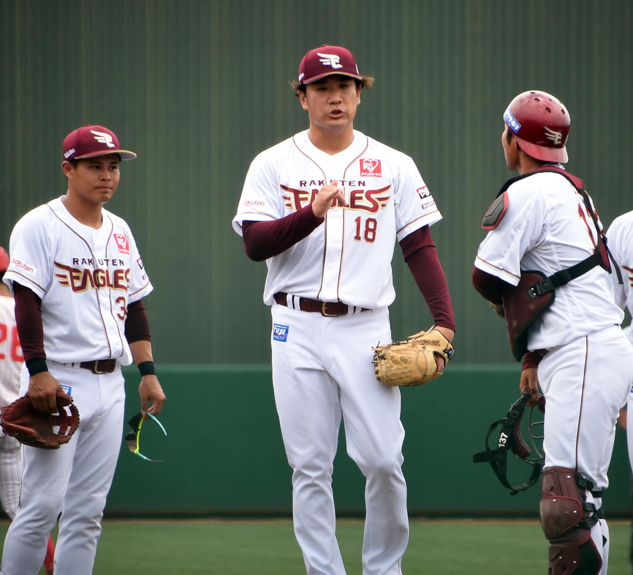 楽天対富士大　ピンチの場面で捕手江川（右）と会話する楽天田中将（中央）。左は山崎（撮影・山田愛斗）