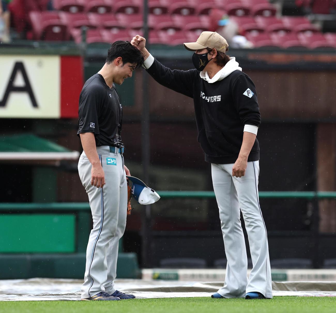 楽天対日本ハム　試合前練習中、清宮の頭をげんこつする新庄監督（撮影・黒川智章）