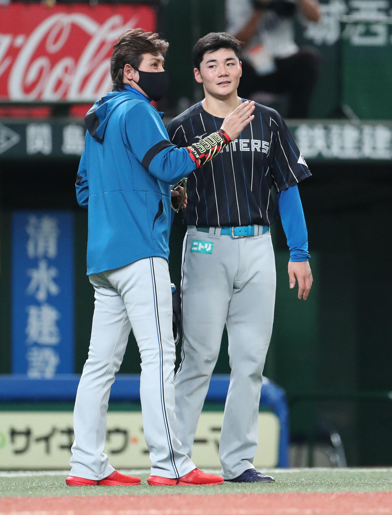 西武対日本ハム　試合前、会話する　日本ハム新庄監督（左）と清宮（2022年10月2日撮影・佐藤翔太）