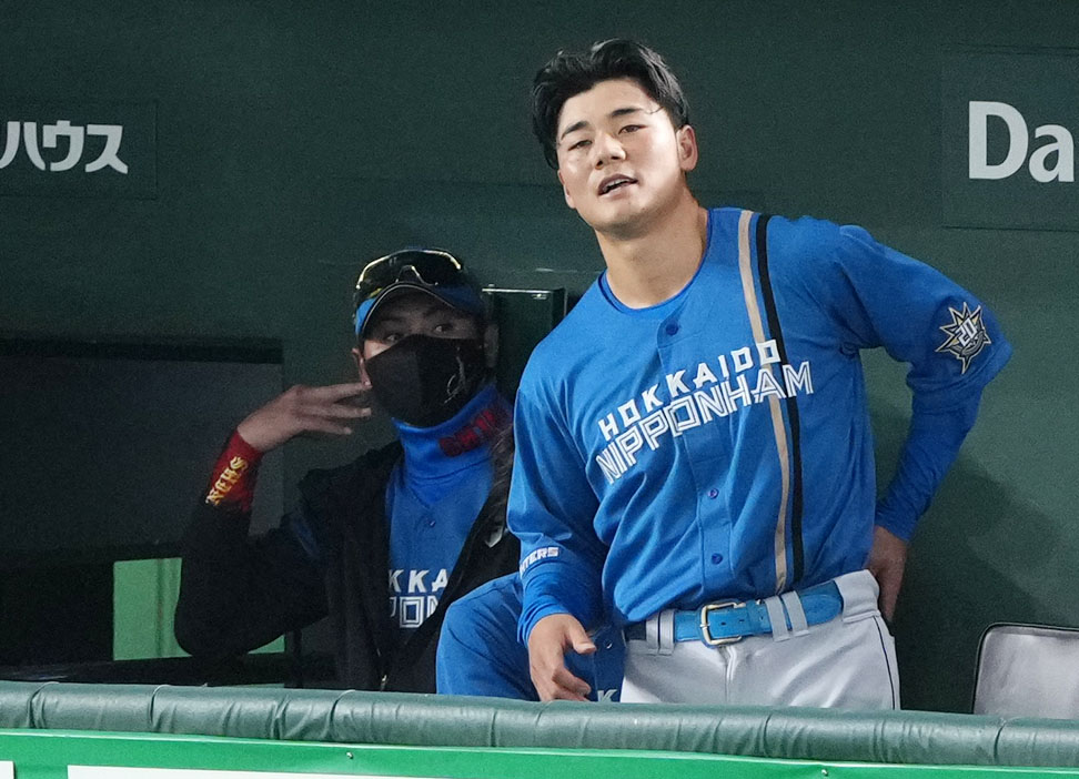 巨人対日本ハム　7回裏を終えベンチで険しい表情を見せる日本ハム清宮。左は新庄監督（2023年3月18日撮影）