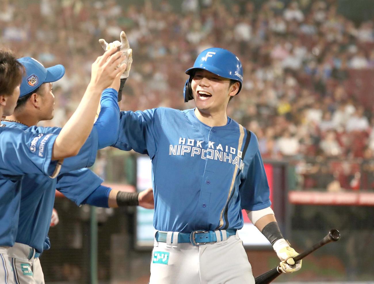 楽天対日本ハム　8回表、2点本塁打を放ちナインに出迎えられる清宮（撮影・黒川智章）