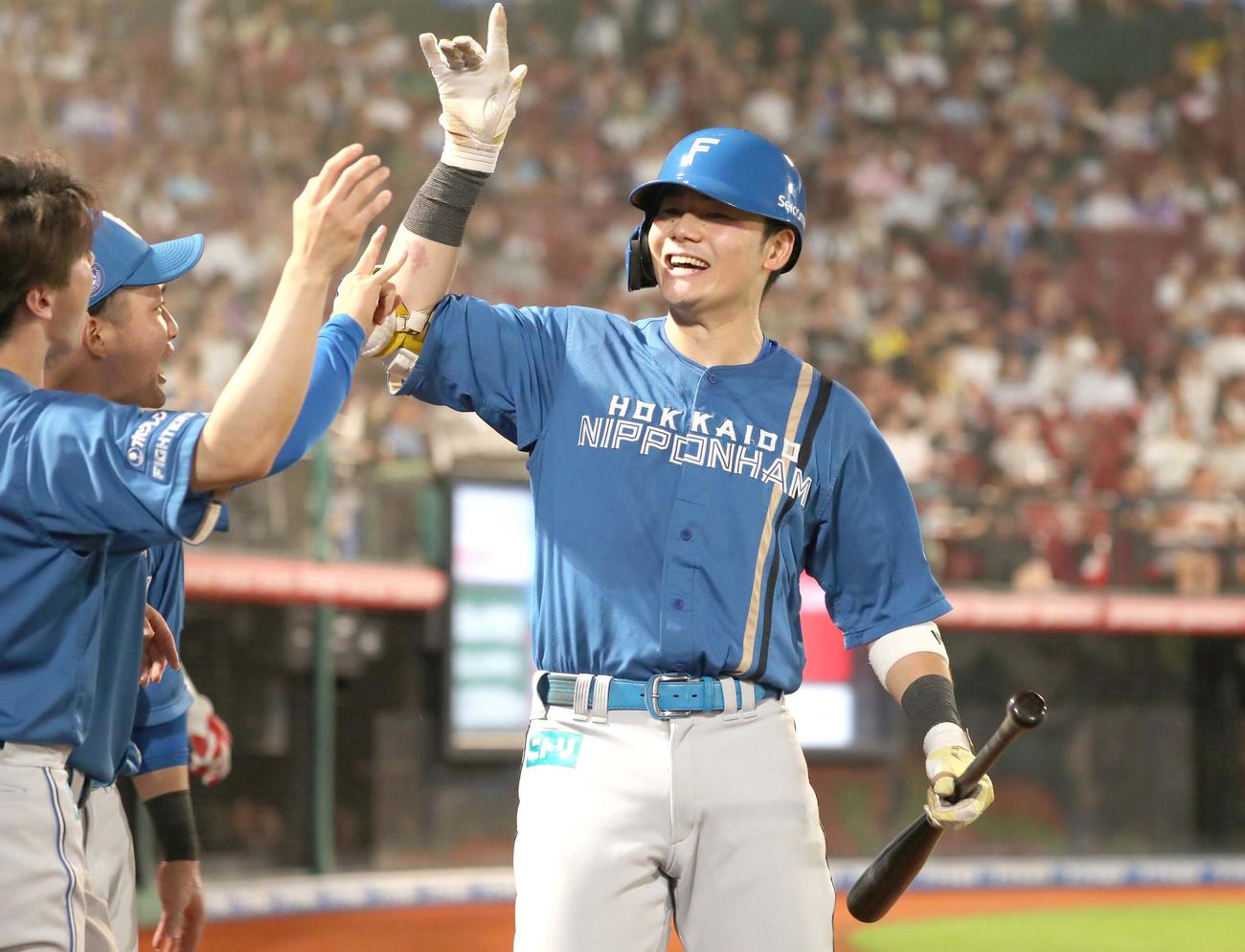 楽天対日本ハム　8回表、2点本塁打を放ちナインに出迎えられる清宮（撮影・黒川智章）