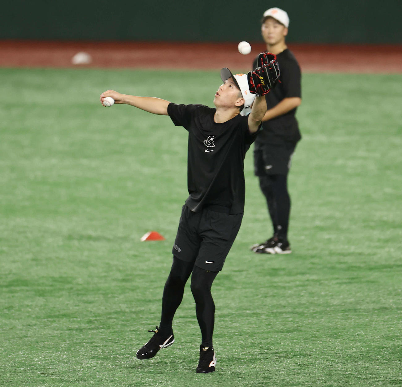 巨人対広島　試合前、打球を捕球する巨人戸郷（撮影・宮地輝）