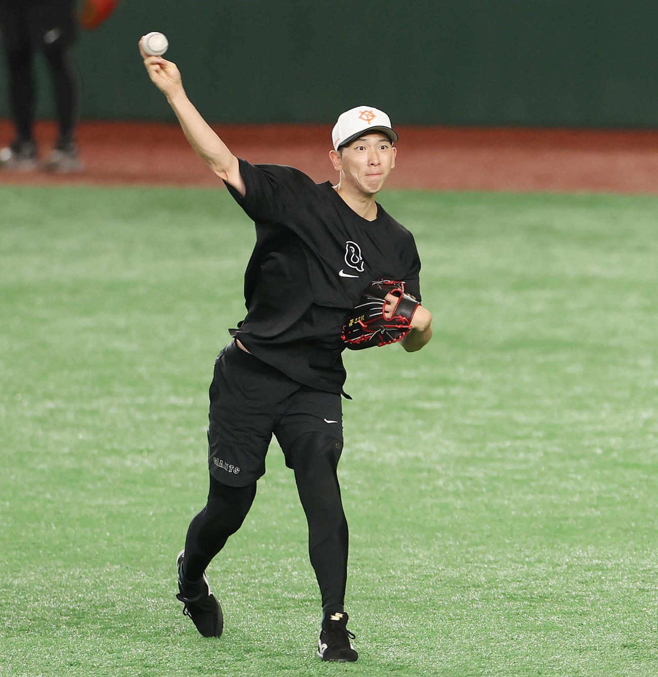 巨人対広島　試合前、キャッチボールする巨人戸郷（撮影・宮地輝）