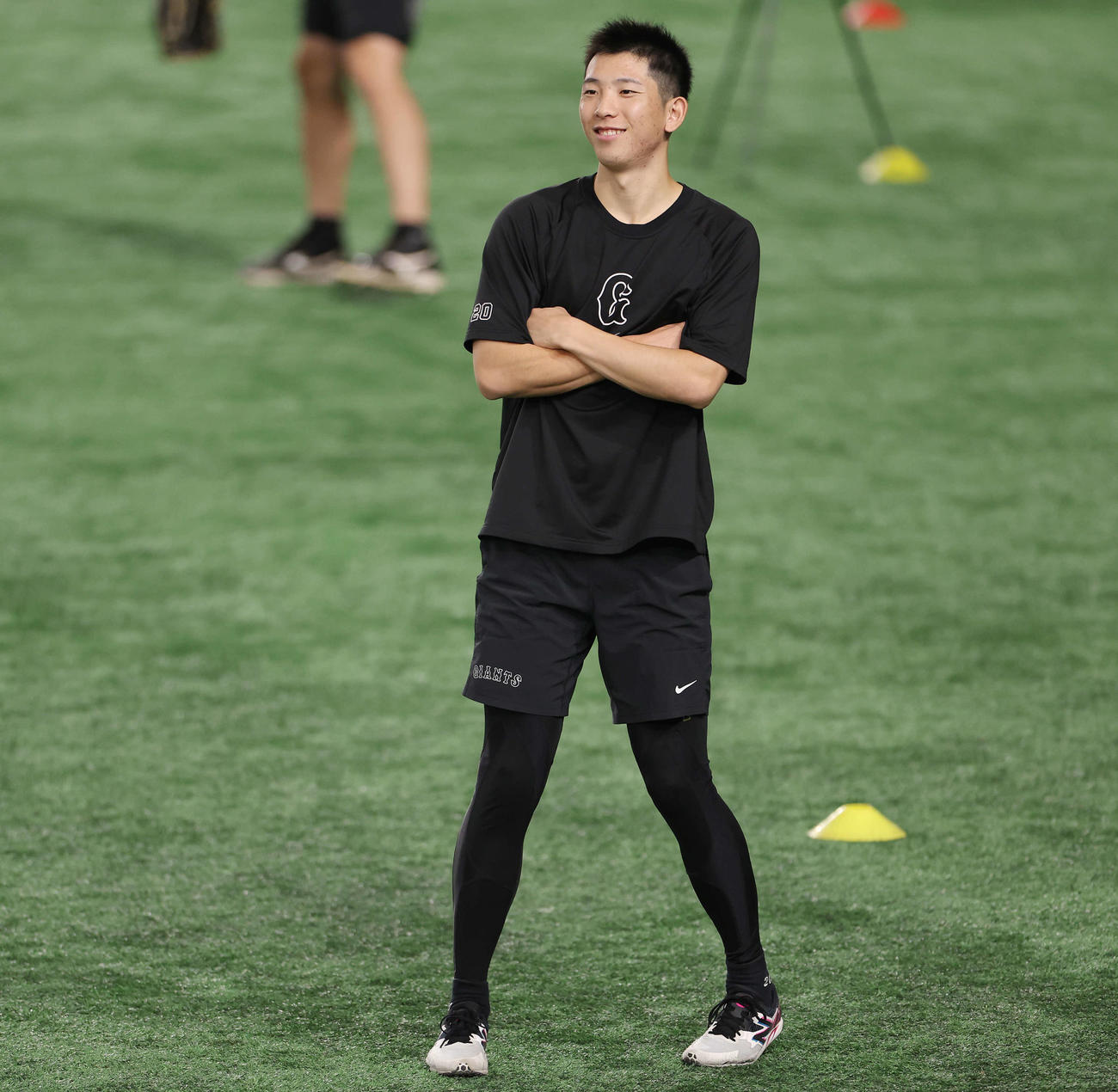 巨人対広島　試合前、リラックスした表情の巨人戸郷（撮影・宮地輝）