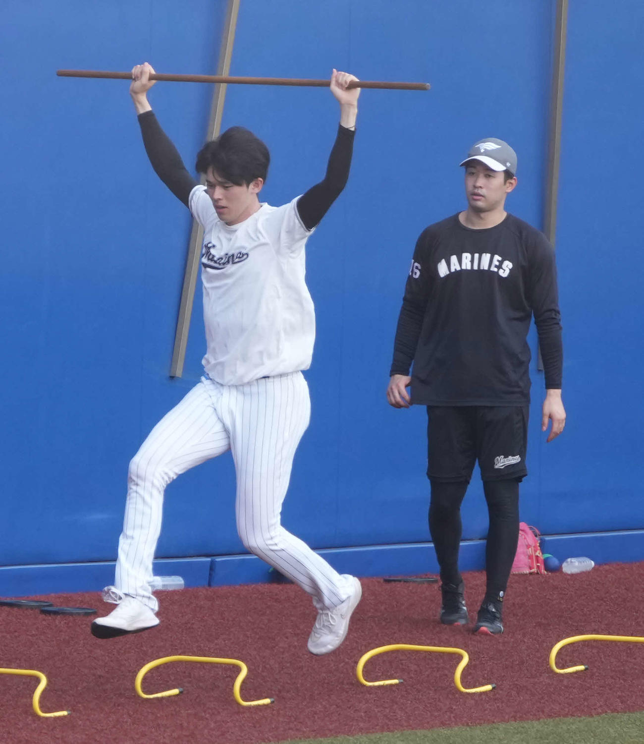 ロッテ対ソフトバンク　試合前の練習に臨むロッテ佐々木。右は種市（撮影・小沢裕）