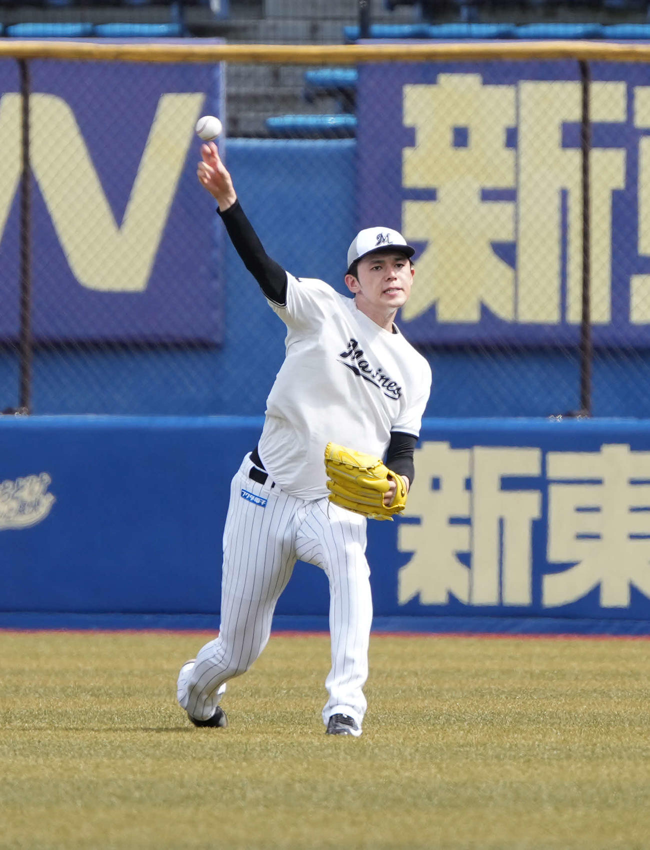 ロッテ対ソフトバンク　試合前の練習に臨むロッテ佐々木（撮影・小沢裕）