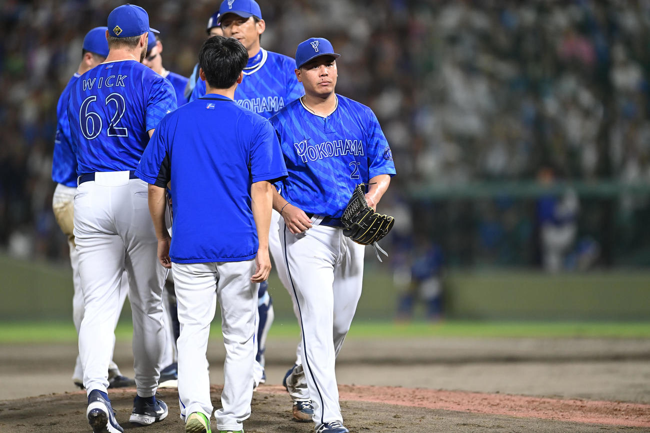 中日対DeNA 5回裏中日1死一、三塁、マウンドを降りるDeNA先発の浜口（右）（2024年8月6日撮影）