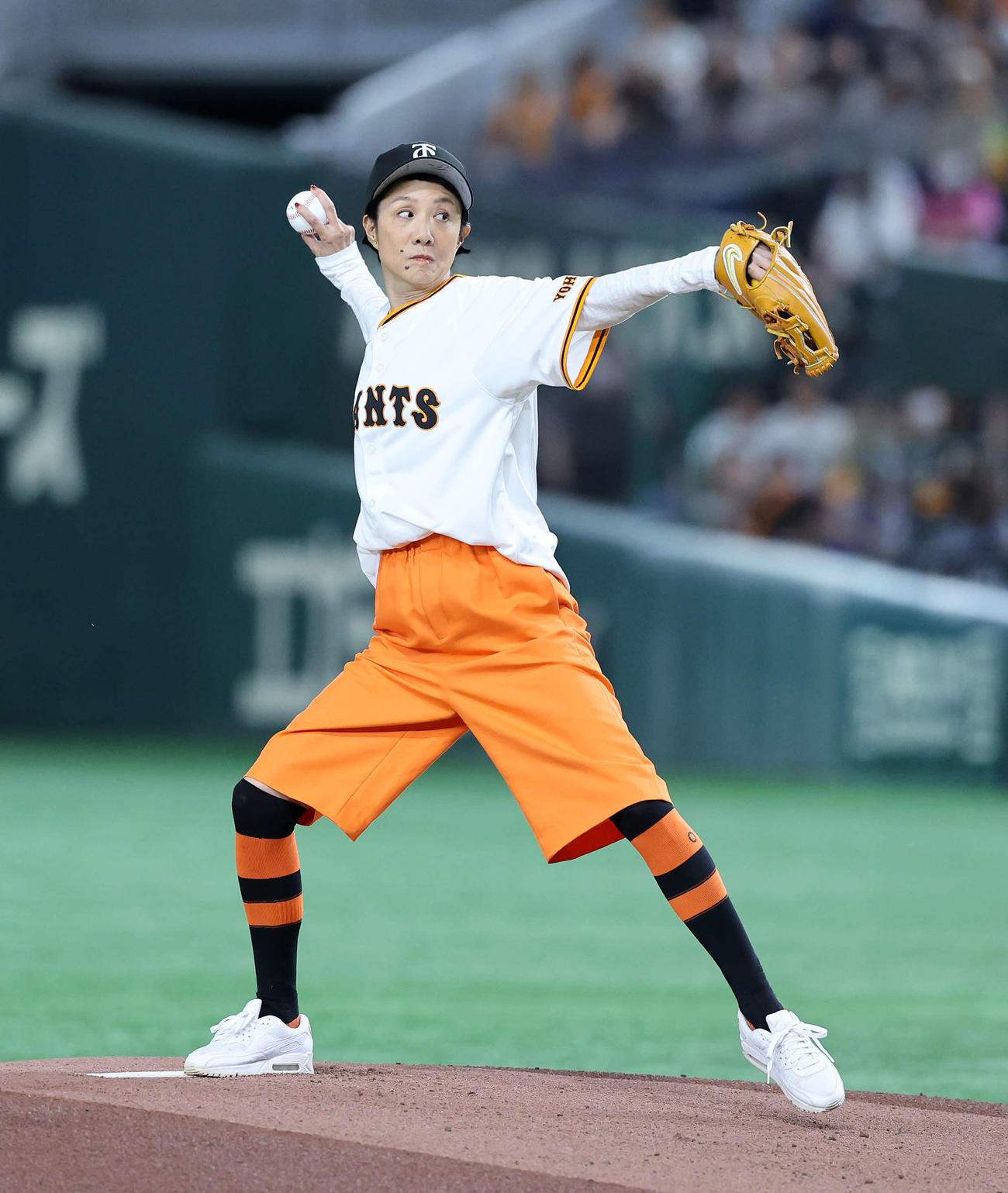 巨人対広島　ファーストピッチセレモニーに臨むはな（撮影・鈴木正人）