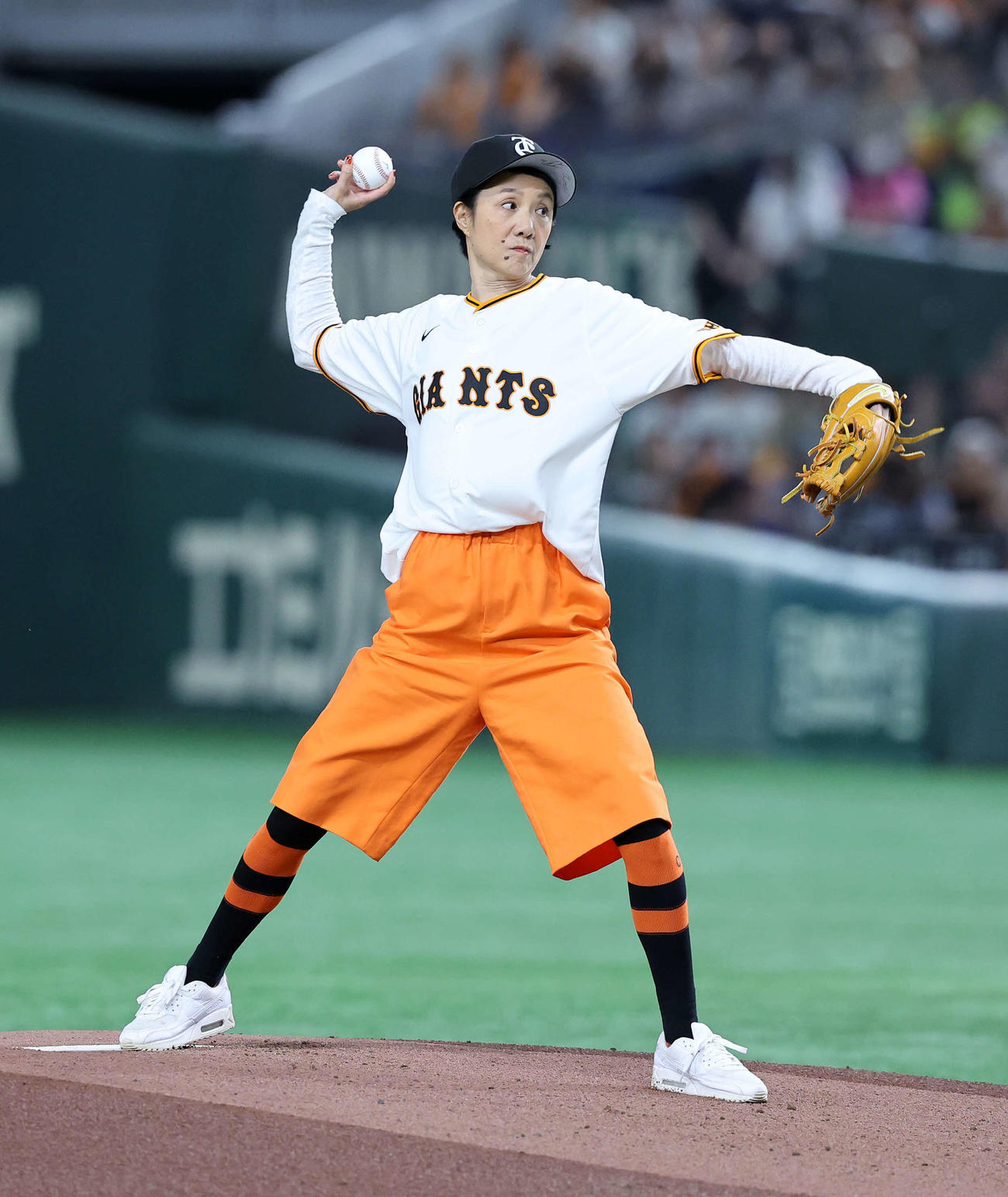 巨人対広島　ファーストピッチセレモニーに臨むはな（撮影・鈴木正人）