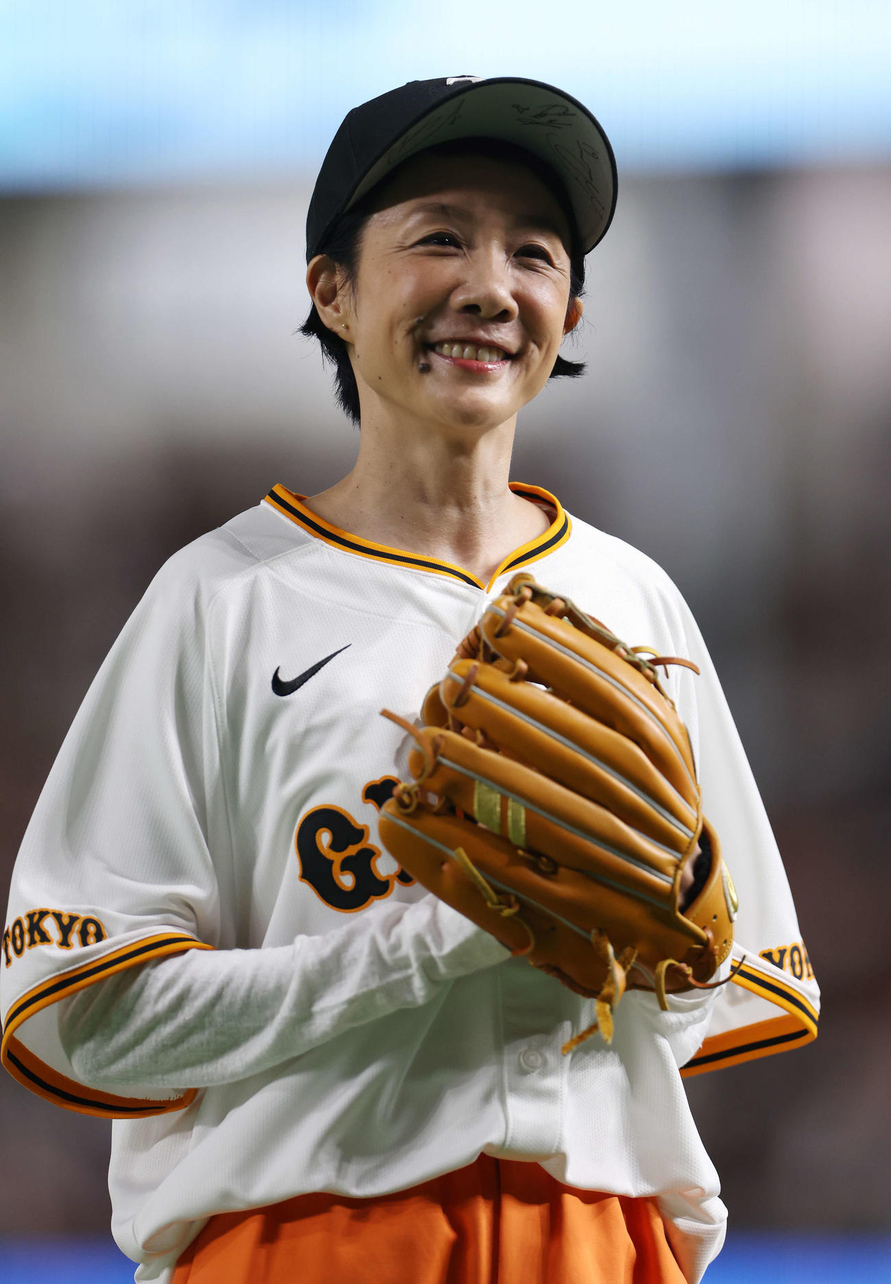 巨人対広島　試合前、ファーストピッチを務めたはな（撮影・宮地輝）