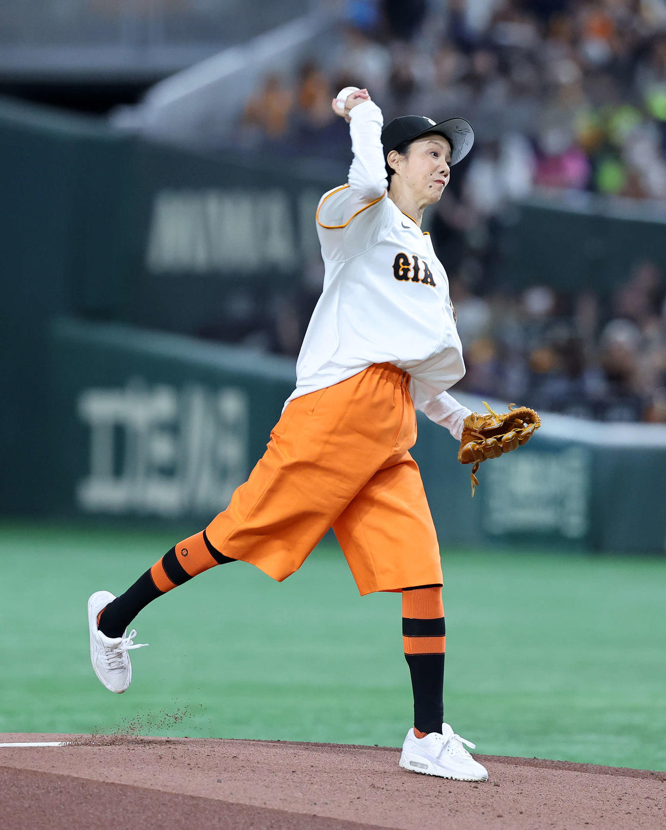 巨人対広島　ファーストピッチセレモニーに臨むはな（撮影・鈴木正人）