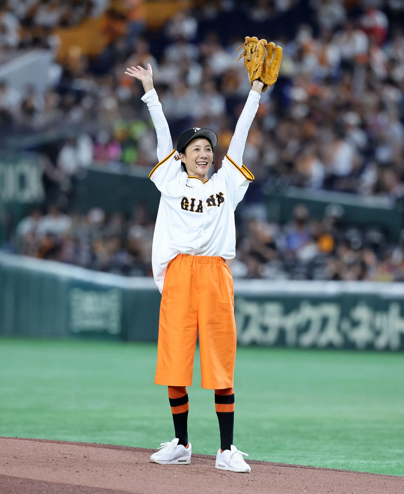 巨人対広島　ファーストピッチセレモニーを終え手を振るはな（撮影・鈴木正人）