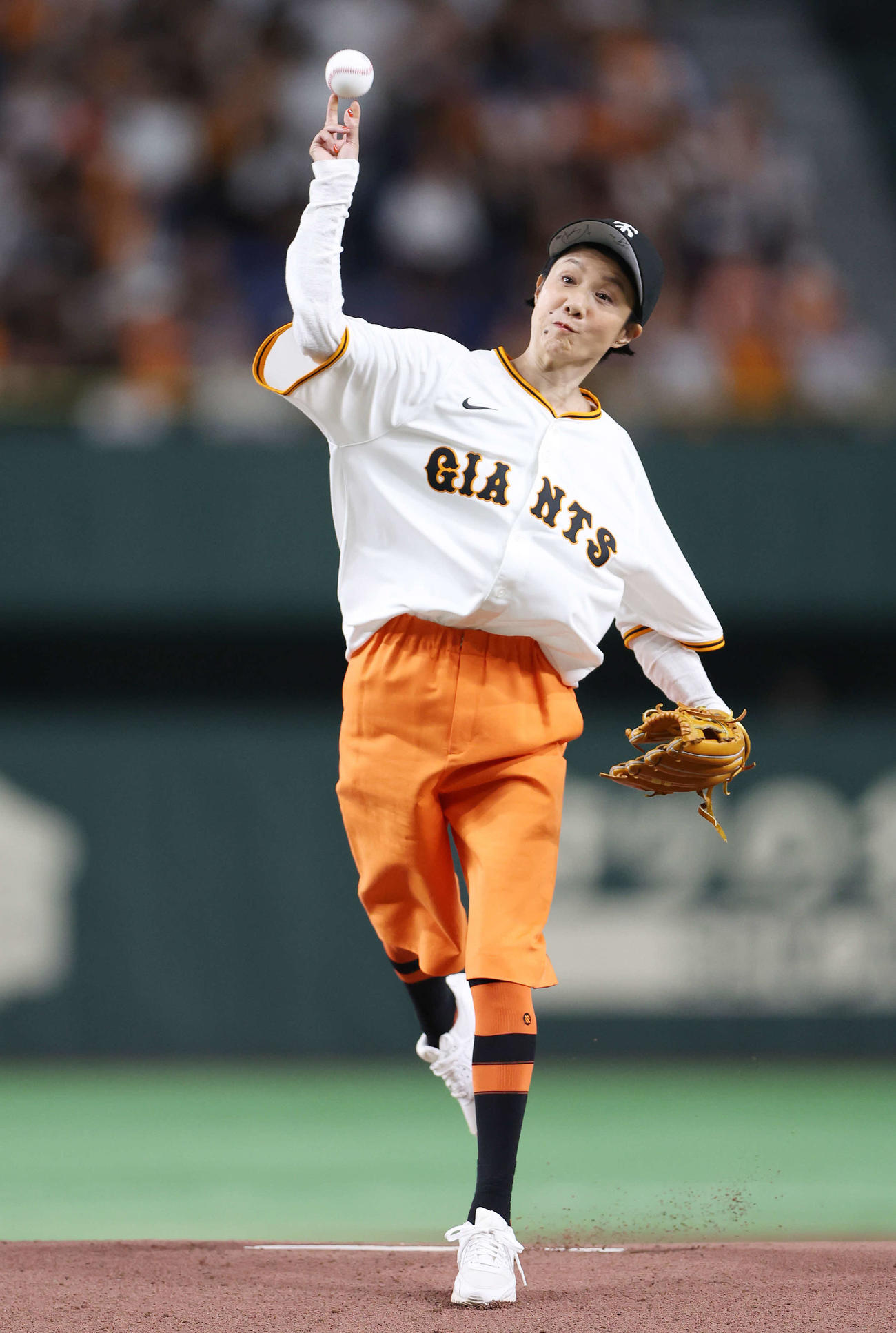 巨人対広島　試合前、ファーストピッチで投球するはな（撮影・宮地輝）