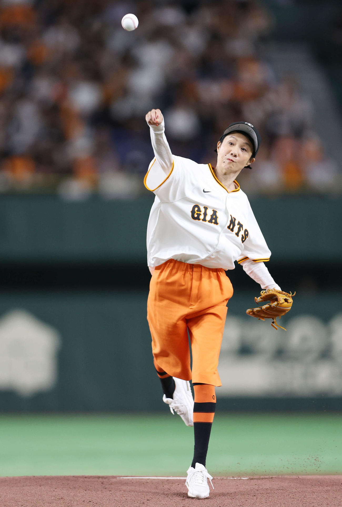 巨人対広島　試合前、ファーストピッチで投球するはな（撮影・宮地輝）