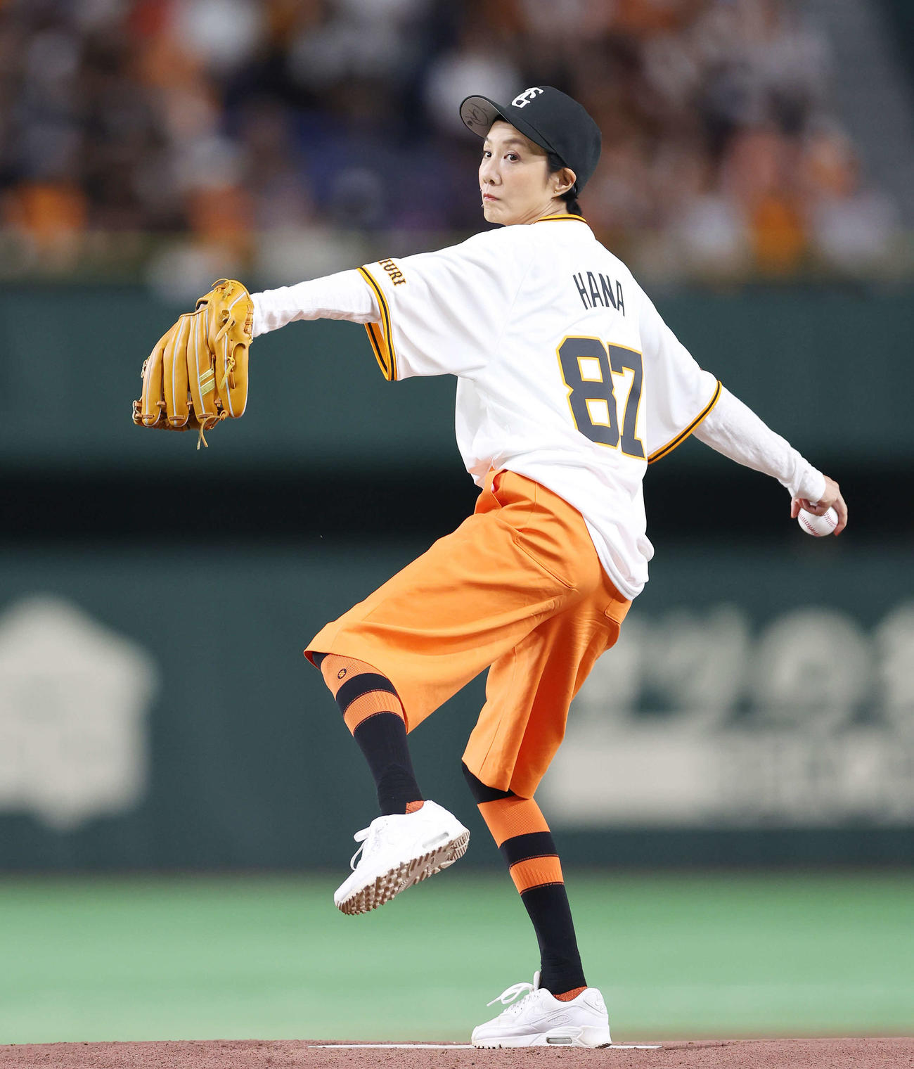 巨人対広島　試合前、ファーストピッチで投球するはな（撮影・宮地輝）