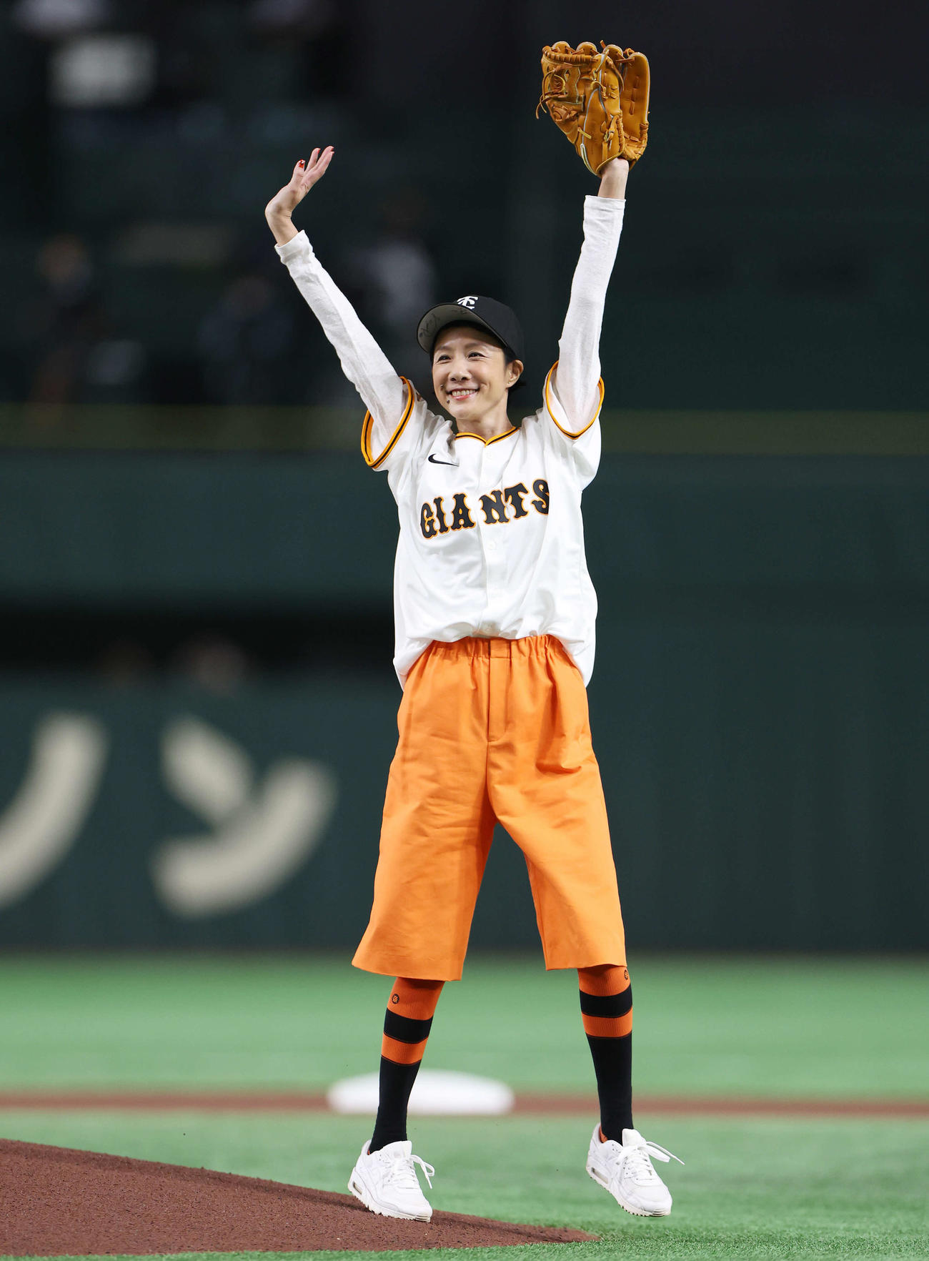 巨人対広島　試合前、ファーストピッチを務めたはな（撮影・宮地輝）