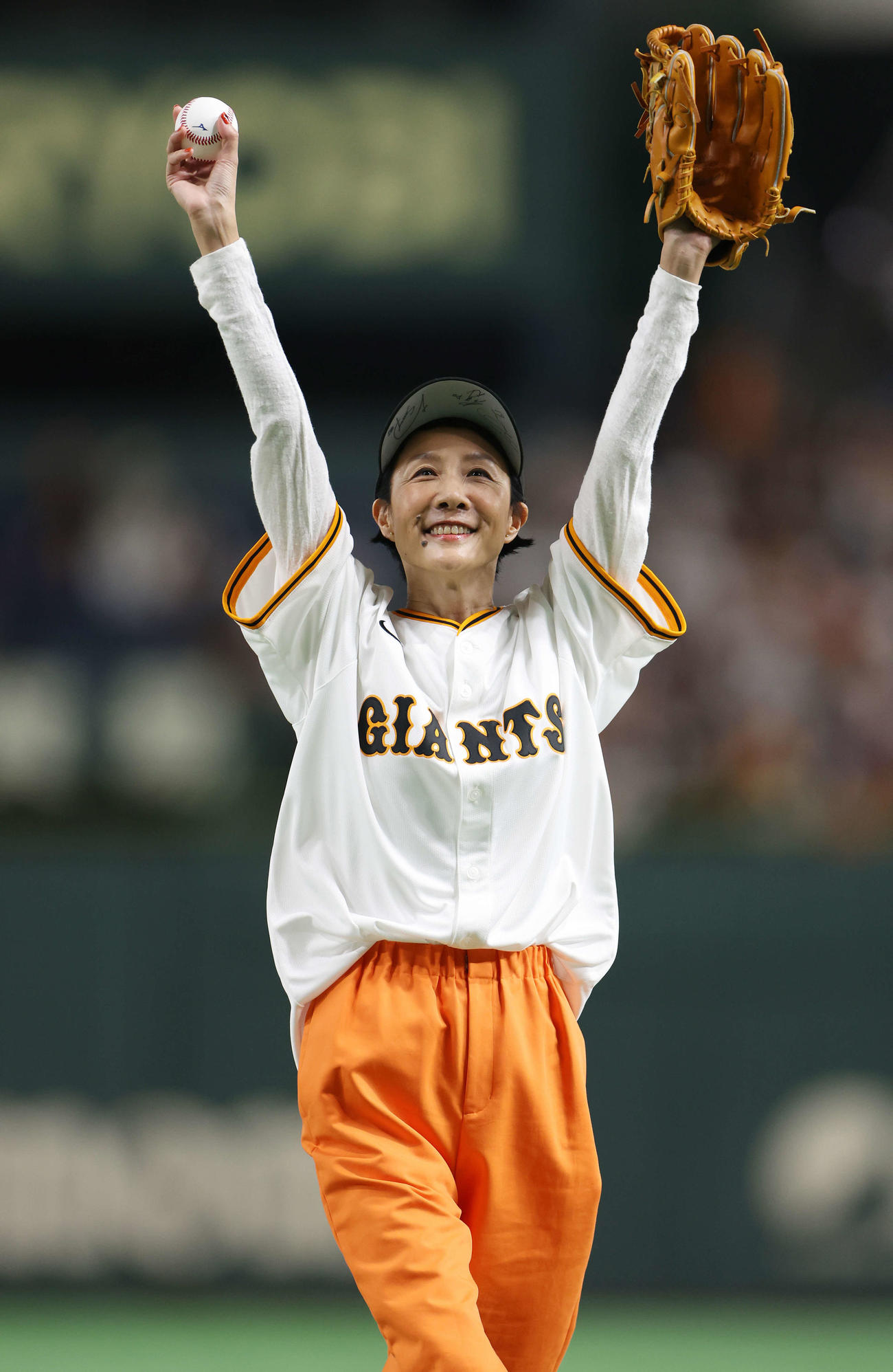 巨人対広島　試合前、ファーストピッチを務めたはな（撮影・宮地輝）
