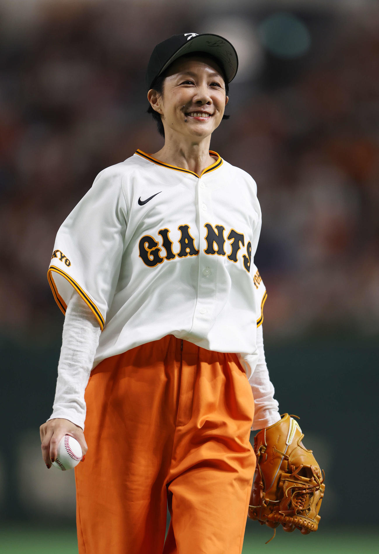 巨人対広島　試合前、ファーストピッチを務めたはな（撮影・宮地輝）