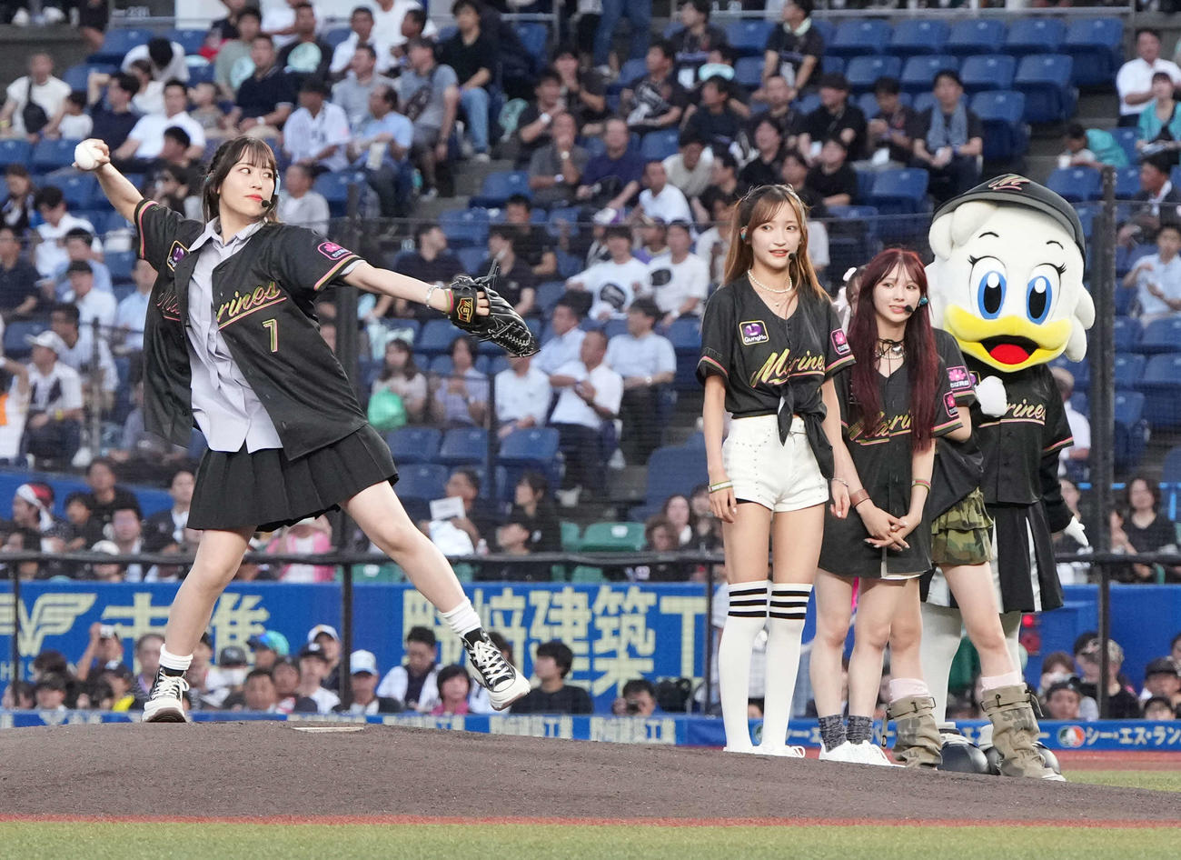 ロッテ対ソフトバンク　セレモニアルピッチに臨むGirls2（撮影・小沢裕）