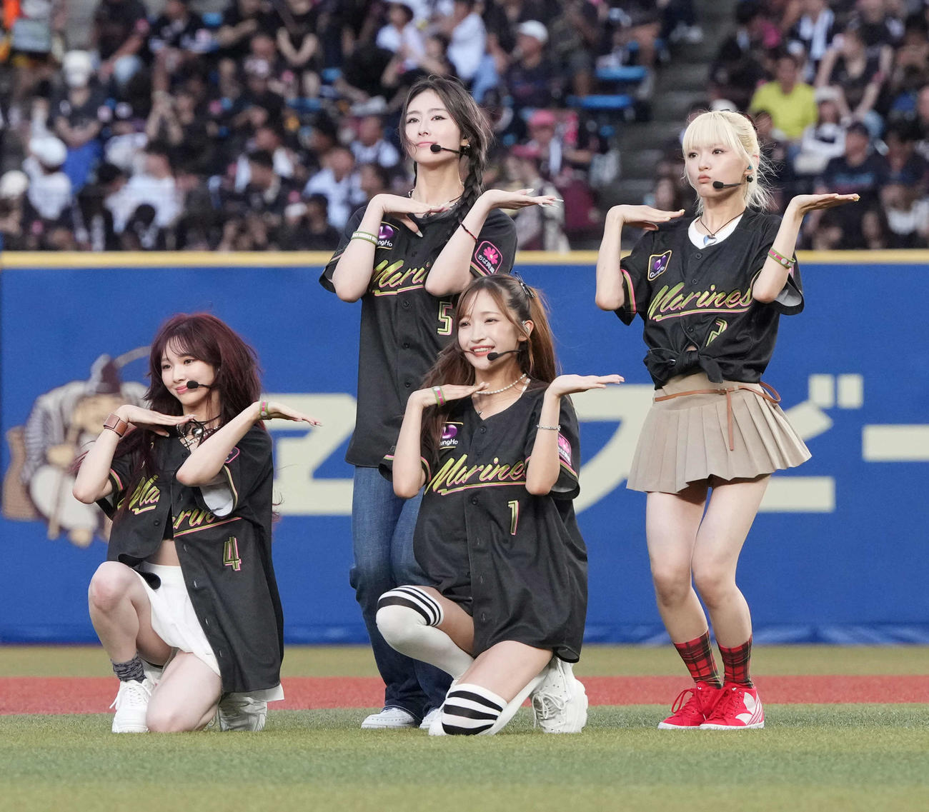 ロッテ対ソフトバンク　スペシャルライブを披露するGirls2（撮影・小沢裕）