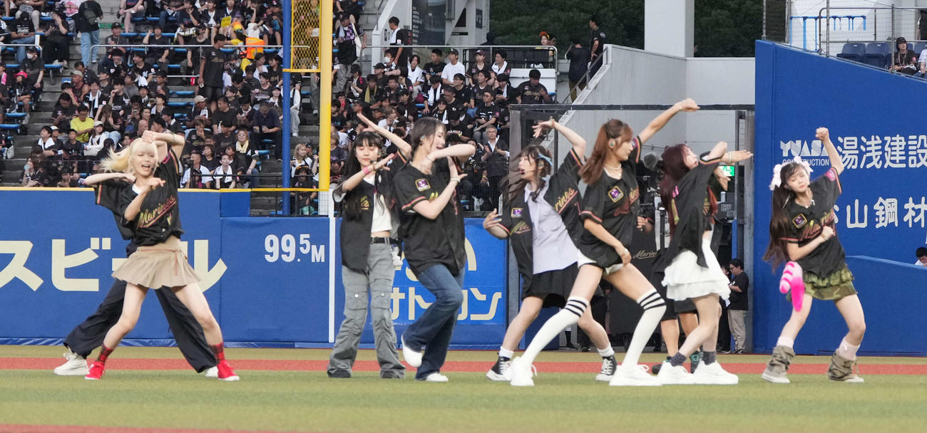 ロッテ対ソフトバンク　スペシャルライブを披露するGirls2（撮影・小沢裕）