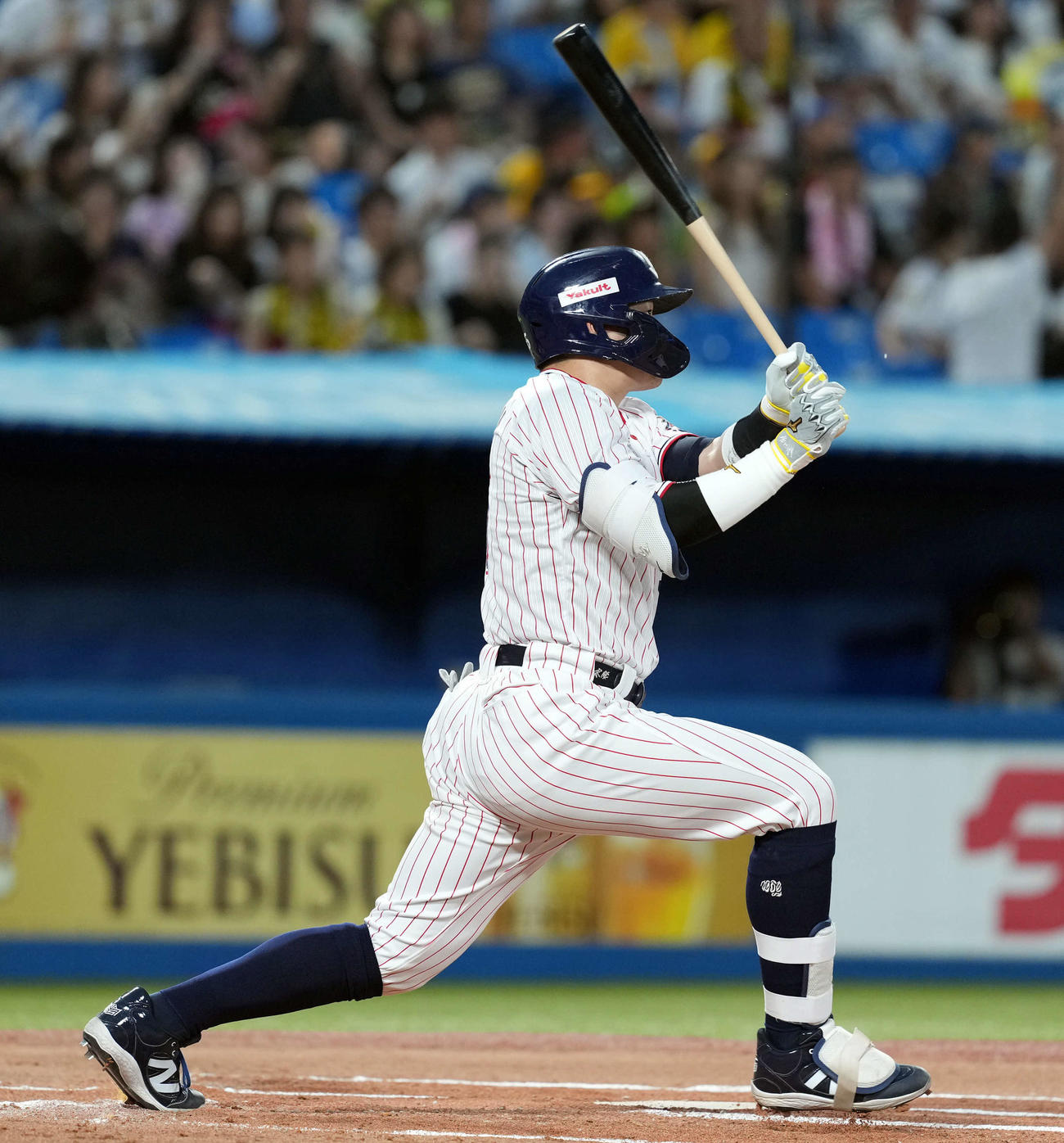 ヤクルト対阪神　1回裏ヤクルト2死一塁、、右中間に先制の2点本塁打を放つ村上（撮影・たえ見朱実）