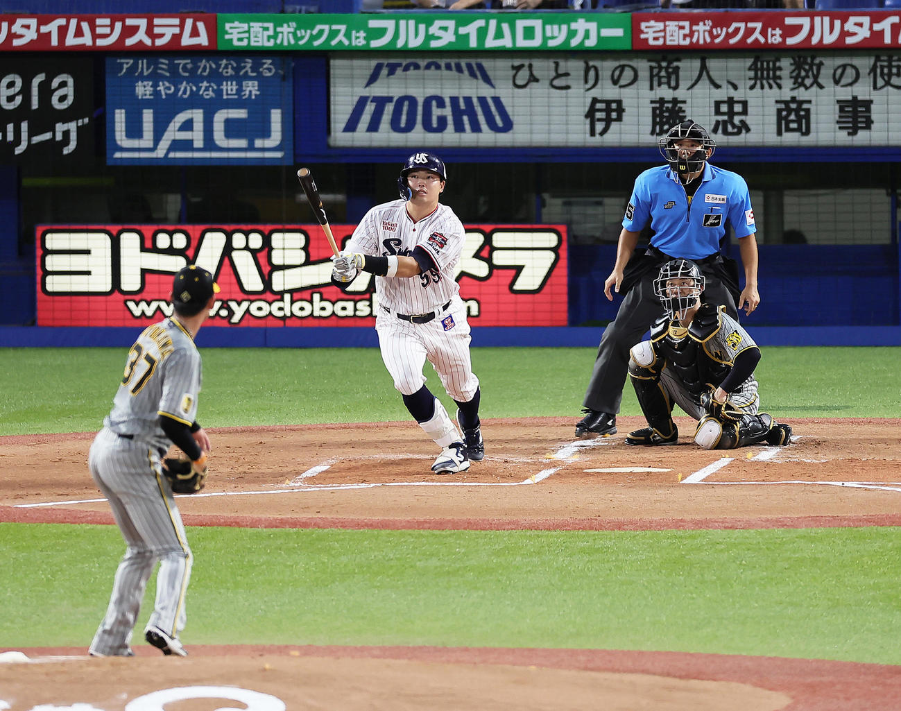 ヤクルト対阪神　1回裏ヤクルト2死一塁、村上は2点本塁打を放つ。投手及川（撮影・足立雅史）