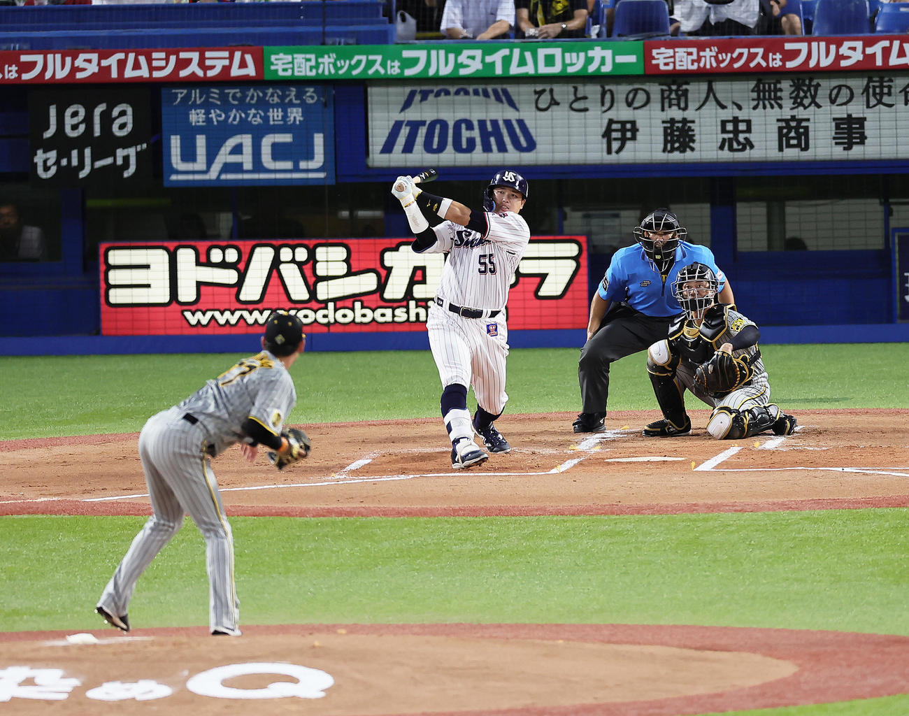 ヤクルト対阪神　1回裏ヤクルト2死一塁、村上は2点本塁打を放つ。投手及川（撮影・足立雅史）