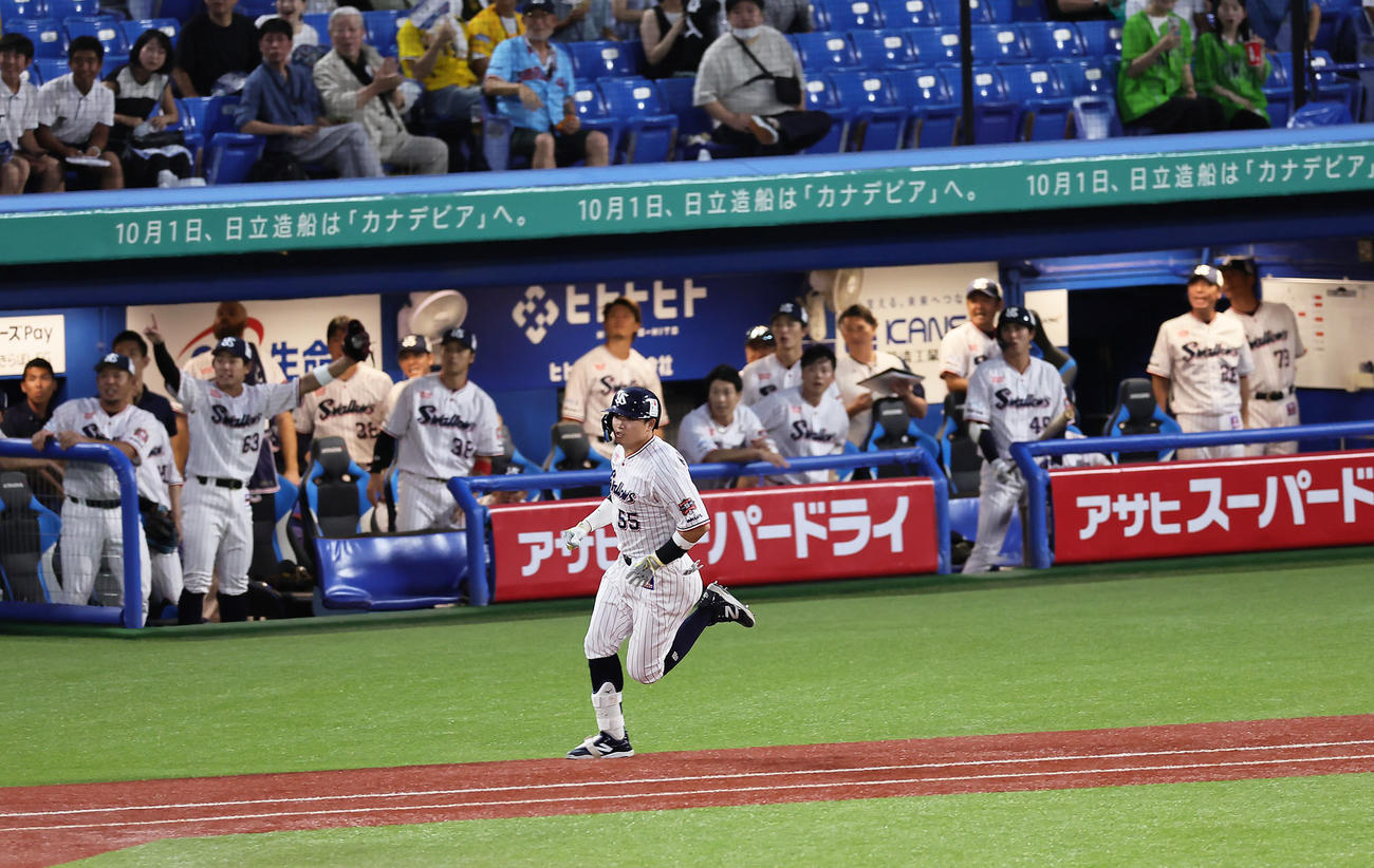 ヤクルト対阪神　1回裏ヤクルト2死一塁、村上は2点本塁打を放つ（撮影・足立雅史）