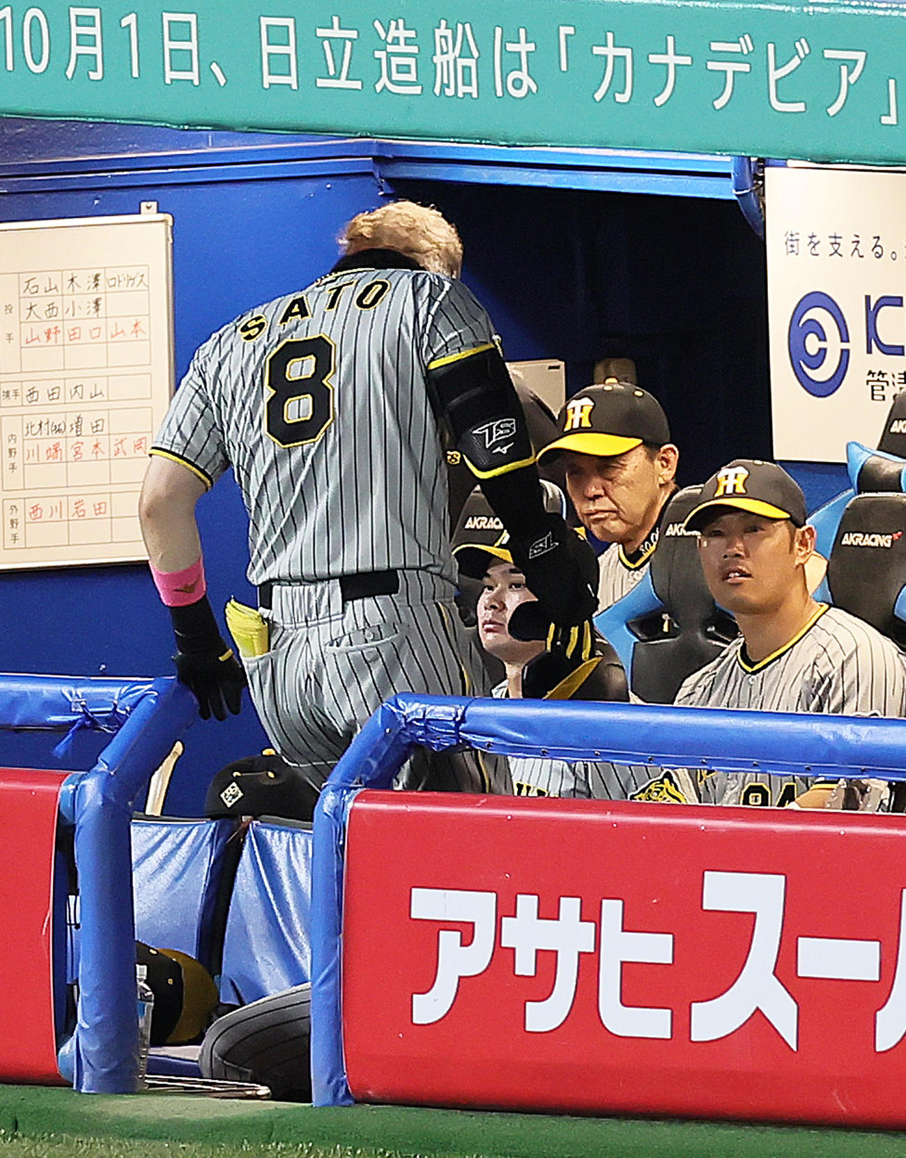 ヤクルト対阪神　4回表阪神1死、佐藤輝（左）は二ゴロに倒れる。中央は岡田監督（撮影・足立雅史）