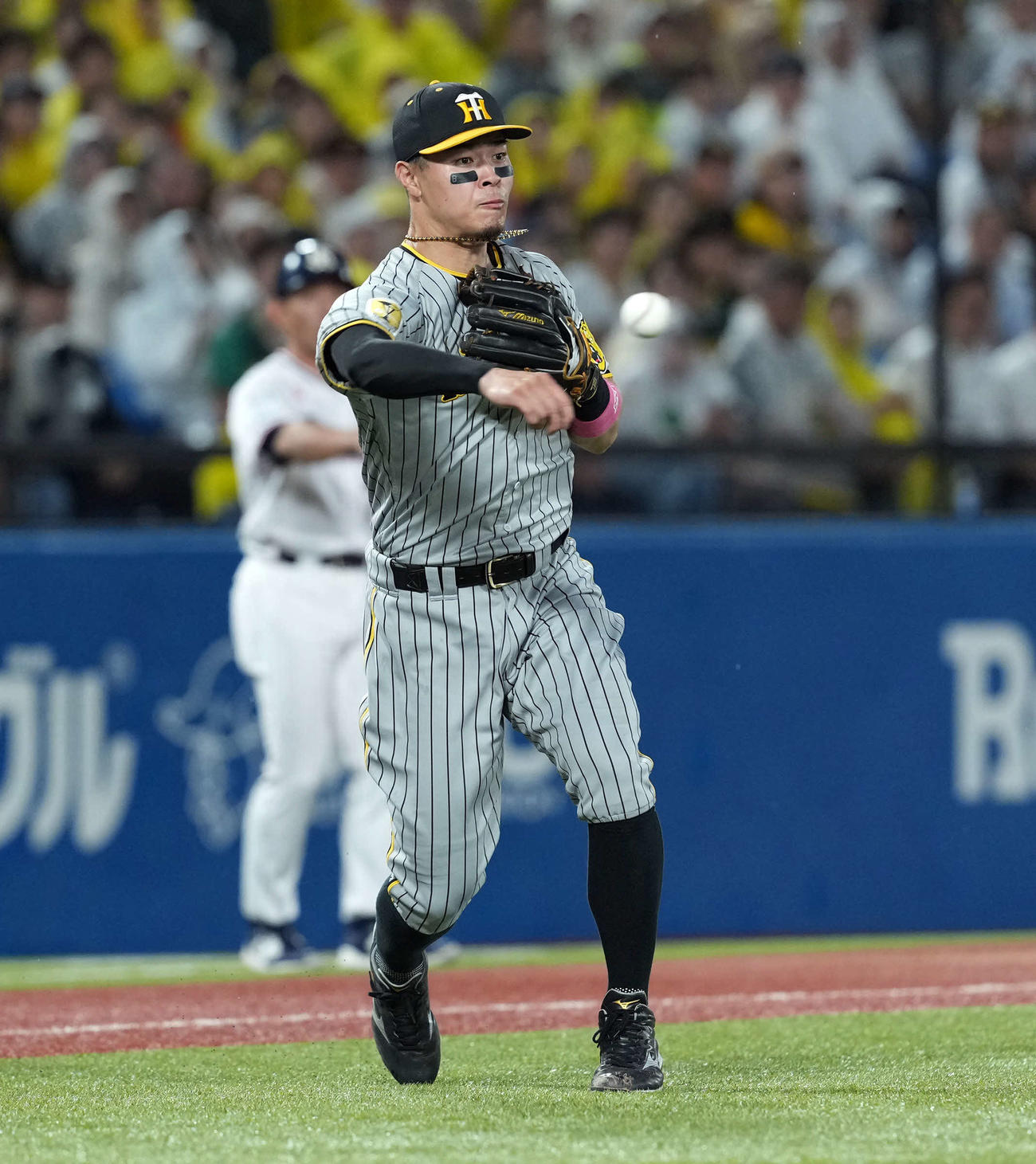 ヤクルト対阪神　2回裏ヤクルト1死一、二塁、サイスニードの打球を捕球した三塁手佐藤輝だが、一塁へ悪送球する（撮影・たえ見朱実）