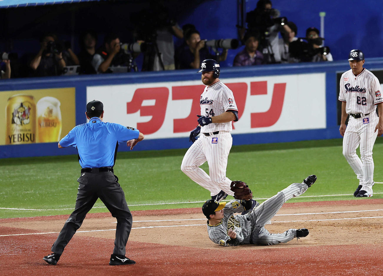 ヤクルト対阪神　2回裏ヤクルト1死一、二塁、三塁手佐藤輝の送球がそれ出塁するサイスニード（後方）。二塁手中野（撮影・足立雅史）