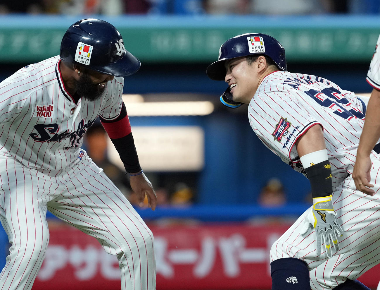 ヤクルト対阪神　1回裏ヤクルト2死一塁、右中間に先制の2点本塁打を放ち笑顔を見せる放村上（右）（撮影・たえ見朱実）