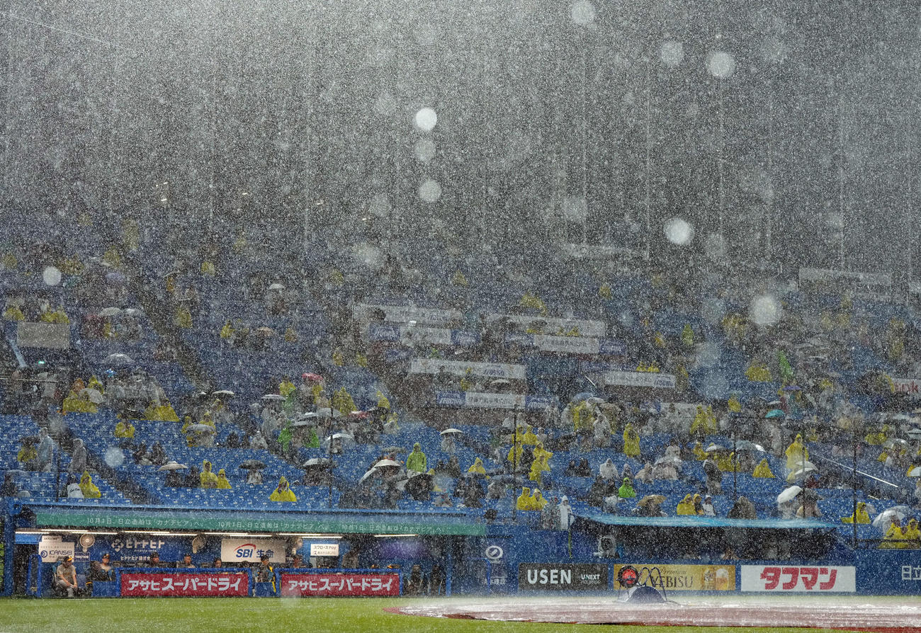 ヤクルト対阪神　激しい雨で5回裏の途中に試合が中断（撮影・たえ見朱実）