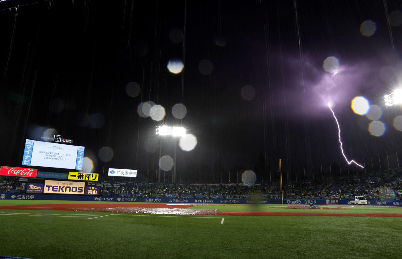 ヤクルト対阪神　5回裏、雷雨のため試合が中断される神宮球場（撮影・前田充）